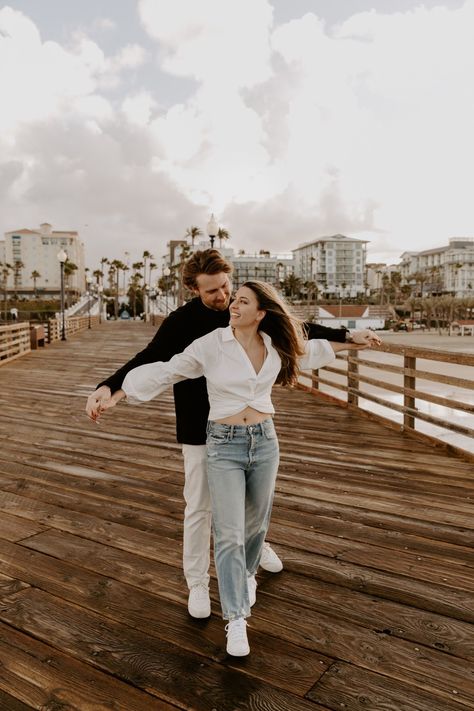 The couple totally entrusted me to capture their love in a candid way in this engagement photoshoot in Oceanside, CA. The Oceanside Pier is the perfect engagement photo location in San Diego. Head over to the blog post to view the full gallery! Monterey Photoshoot, Pier Photoshoot, Water Engagement Photos, Oceanside Pier, Candid Engagement Photos, Mountain Engagement Photos, Romantic Engagement Photos, Outdoor Engagement Photos, Couple Pic