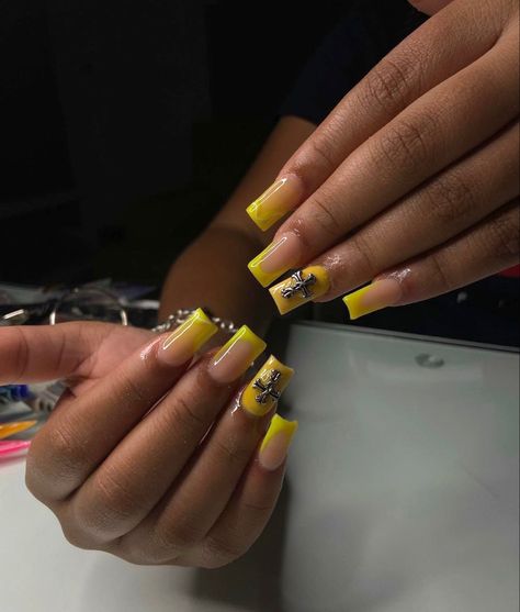 Yellow Medium Acrylic Nails, Cute Yellow French Tip Nails, Cute Short Nails Yellow, Yellow And Black Acrylic Nails, Black And Yellow Nails Simple, Short Yellow Nails Design, Yellow Nail Set, Yellow And Black Nails Design, Yellow And Black Nails