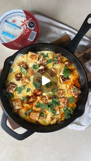 Yudit Camacho on Instagram: "Queso Fundido con Chorizo y Queso Fresco❤️‍🔥
Ingredientes: 
2 paquetes de Queso Gouda @nochebuenamx
250g chorizo
1/4 taza de cebolla picada
2 chiles jalapeños sin semilla picados
1 Queso Fresco Artesanal @nochebuenamx
Cilantro para decorar 

Corta tu Queso Fresco Artesanal y fríes en un poco de aceite de oliva. Reserva.
Salteas el chorizo con la cebolla y el chile y agregas el Queso Gouda rallado. Deja que gratine en el horno o a fuego bajito en la estufa. Al final agregas los cuadritos de queso freso y cilantro.

#receta #sopa #Publicidad #Publicidadpagada
#Saborsinfin #Nochebuena #Mexico
#QuesosNocheBuena #QuesoFresco #Cheese
#Queso" Cheese Queso, Chile Jalapeño, Queso Fundido, 10k Views, Cilantro, Mexican Food Recipes, On Instagram