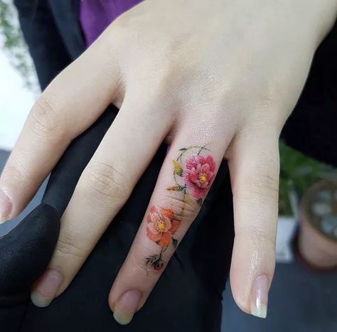 Flower Finger Tattoos, Tattoo On Finger, Cool Finger Tattoos, Full Hand Tattoo, Mandala Hand Tattoos, Butterfly Hand Tattoo, Skull Hand Tattoo, Rose Hand Tattoo, Finger Tattoo For Women