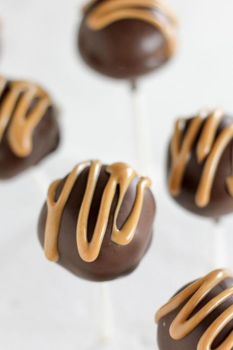 Reese’s Cake Pops, Chocolate Peanut Butter Cake Pops, Peanut Butter Cake Pops Recipe, Easy Cake Pops 3 Ingredients, Peanut Butter Drizzle Recipe, Peanut Butter Cake Pops, Reeces Cake, Buckeye Cake, Melted Peanut Butter