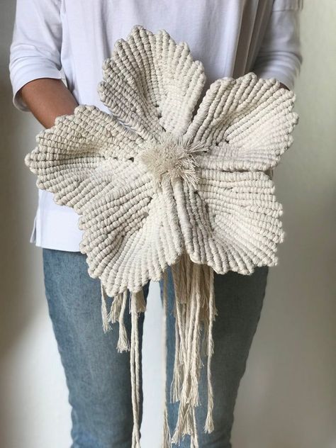 Macrame Step By Step, Macrame Flower Wall Hanging, Macrame Tree Of Life, Flower Macrame, Macrame Flowers, How To Macrame, Wall Hanging Design, Macrame Tree, Macrame Flower