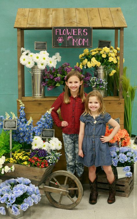 Flower Stand Photo Shoot, Kids Flower Stand, Mini Session Themes, Spring Minis, Spring Family Pictures, Best Wedding Photos, Flowers For Mom, Photography Mini Sessions, Ben Franklin