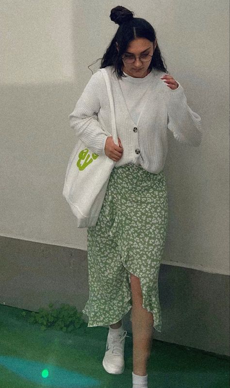 Green And White Skirt Outfit, Long Skirt Outfits Green, Pastel Green Skirt Outfit, Light Green Skirt Outfit, Baggy Skirt Outfit, Pastel Skirt Outfit, Green Long Skirt Outfit, Green Skirt Winter, Long Green Skirt Outfit