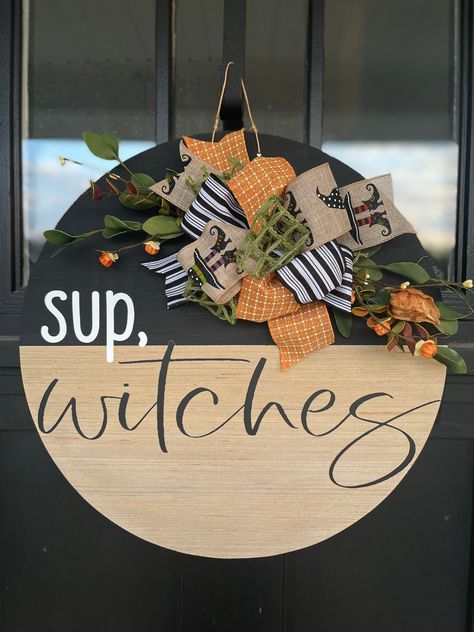 Spooky Board, Fall Decor Front Door, Interchangeable Wreath, Door Decor Halloween, Wreaths Halloween, Side Hussle, Circle Signs, Paint Crafts, Hallowen Ideas