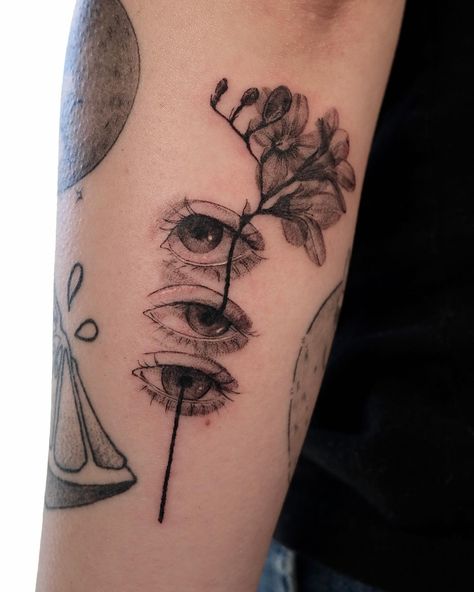 🌸👁️👁️🌸✨thank you Jing for your trust + healed skull and eye (~4 months) Took 1 hour 20 mins Healed otter and Raccoon by @khanithakat 🖤 Booking for May-July @inkpress.studio 🌸 Booking for Chicago @crispyaura.studio ☀️ 🌷 🌷 🌷 Pictured: Three eyes with a flower growing from the pupils done in black and grey ink on the forearm. There are bits of white highlights as well. 🪻 🪻 🪻 @cheyenne_tattooequipment @intenzetattooink @masttattoo.official 🌸🌸🌸 #eyetattoo#cutetattooideas#tewetubby#blac... Three Eye Tattoo, Witchy Eye Tattoo, Flower With Eyes Tattoo, Flower Eyeball Tattoo, Flowers Growing Out Of Skull, Multiple Eyes Tattoo, Trippy Flower Tattoo, Otter And Raccoon, Eye Moth Tattoo