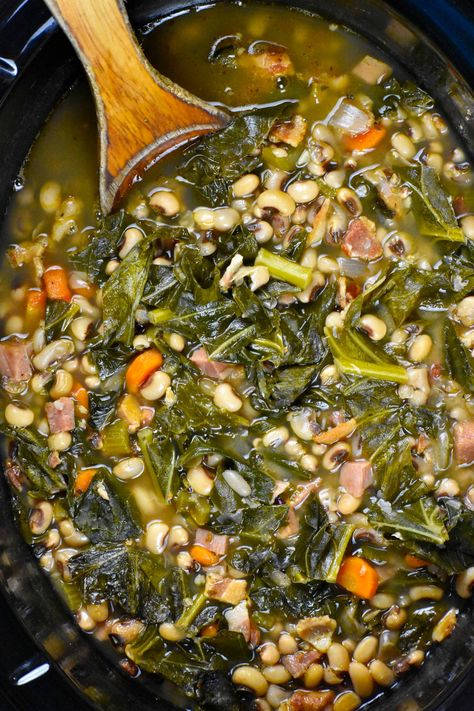 Black eyed peas cooking in a crockpot. Black Eyed Peas Recipe Crock Pot, Blackeyed Pea Recipes, Blackeye Peas, Black Eyed Pea Soup, Beans And Greens, Food Substitutes, Food Substitutions Healthy, Blackeyed Peas, Black Eyed Peas Recipe