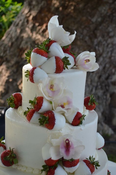 Wedding cake decorated with chocolate covered strawberries and white orchids Wedding Cake With Chocolate Strawberries, Wedding Cake With Strawberry Filling, Chocolate Covered Strawberry Wedding Cake, Chocolate Covered Strawberries Cake, Strawberry Wedding Cake, Cakes With Chocolate, Wedding Cake Forest, Strawberry Wedding, Strawberry Wedding Cakes