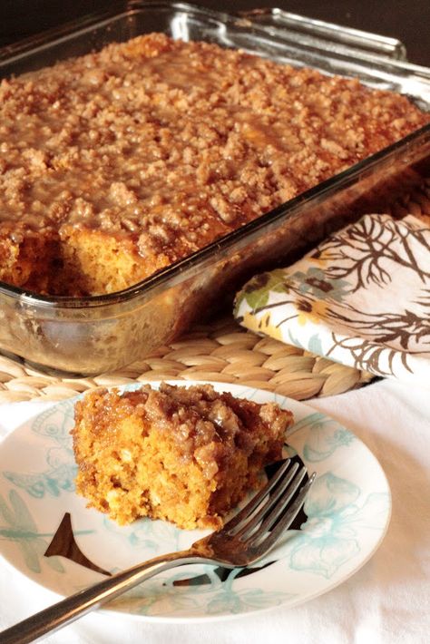 Pumpkin Coffee Cake with Brown Sugar Glaze Pumpkin Coffee Cake, Pumpkin Coffee Cakes, Coconut Frosting, Brown Sugar Glaze, Dessert Aux Fruits, Sugar Glaze, Salad Pasta, Oatmeal Cookie, Pumpkin Coffee