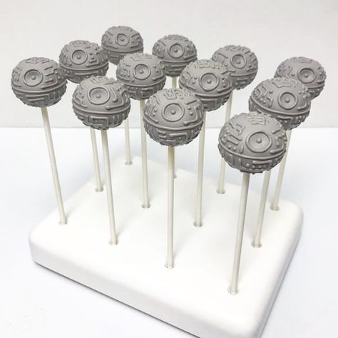 Baked Treats By Girl Michael on Instagram: “That’s no cakepop!..... oh wait, yes it is. #superbakedgoods #cakepops #deathstar #deathstarcakepops #dessertonastick #bitesizeddesserts…” Storm Trooper Cake Pops, Star Wars Cakepops, Star Wars Baking Ideas, Star Wars Cakesicles, Star Wars Cake Wedding, Star Wars Themed Cake, Starwars Cakepops, Nerds Cookies, Star Wars Treats