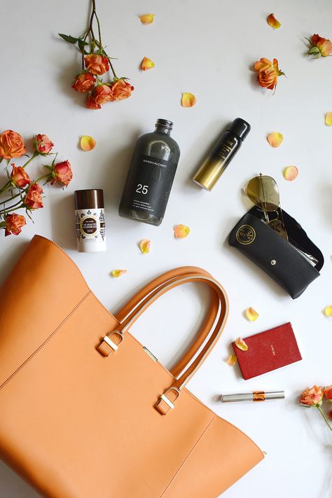 What's In My Bag: Summer 2015 Edition - Sed Bona Bag Flat Lay Photography, Purse Photoshoot Ideas Products, Flatlay Bag Photography, Handbag Photography Ideas, Purse Product Photography, Bag Lifestyle Photography, Bags Photoshoot Ideas Products, Bag Product Shoot, Fashion Bag Photography