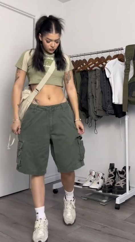 Cargo Shorts Outfits Women, Summer Casual Outfits, Style Cargo Shorts, Jorts Outfit, Flirty Summer Dresses, Street Style Outfits Casual, Mode Hipster, Shorts Outfits Women, Earthy Outfits