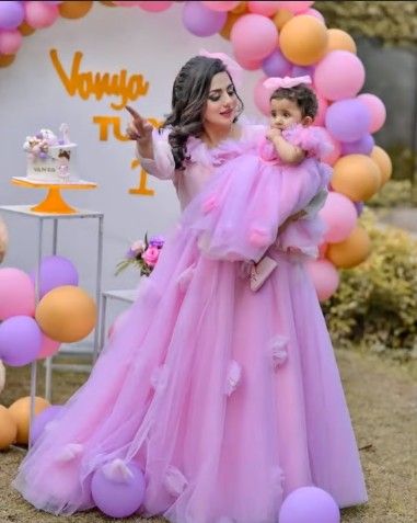 Mother daughter twinning outfit idea Mom And Daughter Twinning Outfits, Mummy And Daughter Same Dress, Mother Daughter Twinning, Twinning Outfits, Baby Birthday Dress, Milestone Stickers, Basic Wardrobe, Twin Outfits