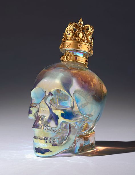 Looking for the ultimate piece of beverage based art? Look no further than the one-of-a-kind Crystal Head Vodka Aurora Magnum Cool Alcohol Bottles, Crystal Head Vodka, Crystal Wedding Dress, Alcohol Aesthetic, Alcohol Bottles, Deilig Mat, Potion Bottle, Liquor Bottles, Skull Art