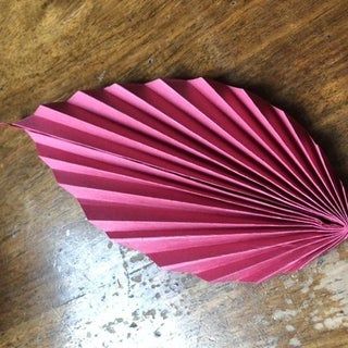 Folded Paper Leaves, How To Make Leaves Out Of Paper, Paper Leaves Template, Diy Paper Palm Leaves, Paper Leaves Diy, Paper Leaf Diy, Diy Paper Fan, Jungle Vbs, Fall Leaf Template