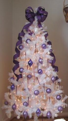 White Christmas tree with purple balls Decoracion Navidad Diy, Purple Ornaments, Purple Christmas Decorations, White Xmas Tree, White Christmas Tree Decorations, Purple Christmas Tree, White Christmas Trees, A White Christmas, White Ornaments