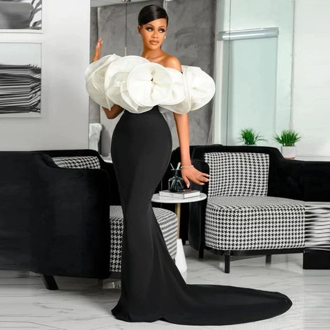 Gowns Ankara, Black And White Evening Dresses, White Evening Dresses, African Gowns, Aso Ebi Style, Ankara Outfits, Dinner Dresses, White Evening Dress, Elegant Midi Dresses