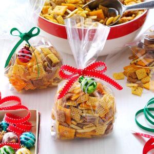 Savory Food Gifts, Snacks To Sell, Christmas Snacks Gifts, Easy Food Gifts, Celebration Recipes, Party Mix Recipe, Forgotten Cookies, Muddy Buddy, Diy Packaging