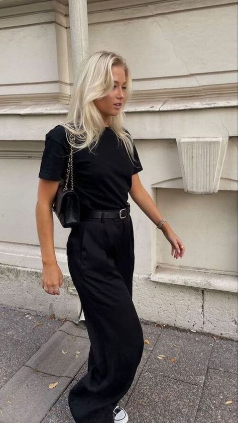 Chic Band Tee Outfit, Feathered Shoes Outfit, Edgy New York Style, All Black Outfit Buisness Casual Summer, Smart Casual Outfits For Women Summer, Style Black Trousers Casual, Business Casual Outfits New York, Style For Rainy Day, Black Linen Pants Fall