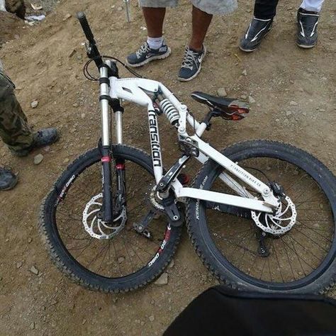 When you 'Transition' your bike to a compact frame size. 😲 RELATED: 10 tips to buying a dual suspension mountain bike - http://www.bikeroar.com/tips/tips-to-buying-a-dual-suspension-mountain-bike?utm_content=buffer33d7a&utm_medium=social&utm_source=pinterest.com&utm_campaign=buffer. 📷 @sepeda.gunung #mountainbike #mtb #wheelbase #dh #bicycle Extreme Mountain Biking, Downhill Mountain Biking, Downhill Bike, Bicycle Mountain Bike, Downhill Mtb, Enduro Mtb, Mtb Bike Mountain, Mountain Bike Trails, Bike Repair