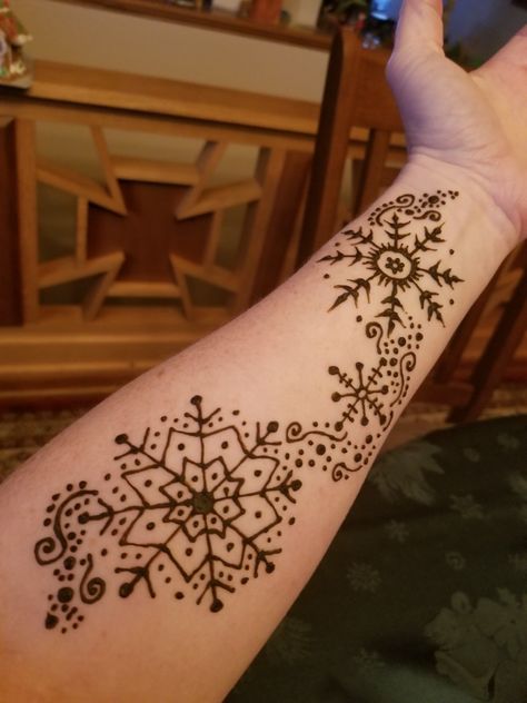 Christmas Mehndi Designs, Christmas Henna Design Ideas, Henna Christmas Designs, Winter Henna Design, Snowflake Hand Tattoo, Christmas Henna Design, Christmas Henna, Henna Tattoo Diy, Hena Designs