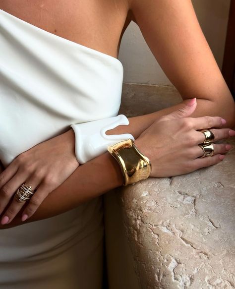 We love filling your feed with amazing jewellery ✨✨ 📸 @carina 🔎 Tiffany bracelet, Tiffany ring, split ring, Tiffany cuff, Tiffany bone cuff, Elsa Peretti cuff, bone cuff #tiffany #tiffanyring #tiffanybracelet #dubai #tiffanybonecuff #tiffanycuff #tiffanysplitring #splitring #bonecuff #elsaperetti #elsaperetticuff Bone Bracelet Tiffany, Tiffany Bone Cuff, Mixing Jewelry, Elsa Peretti Ring, Carina Zavline, Tiffany Elsa Peretti, Bone Cuff, Tiffany Ring, Tiffany Bracelet