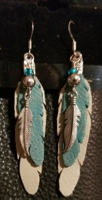 Feather Earring Diy, Western Boho Earrings, How To Make Leather Feathers, Handmade Leather Earrings Ideas, Western Jewelry Diy, Leather Earrings Ideas, Diy Feather Earrings, Diy Leather Feather Earrings, Leather Earrings Diy