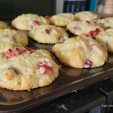 Tart Cherry Muffin Recipe - Eat Travel Life Sour Cherry Muffins, Cherry Muffin, Sour Cherry Tree, Sour Cherry Recipes, Cherry Muffins, Homemade Muffins, Frozen Cherries, Cherry Recipes, Sour Cherry