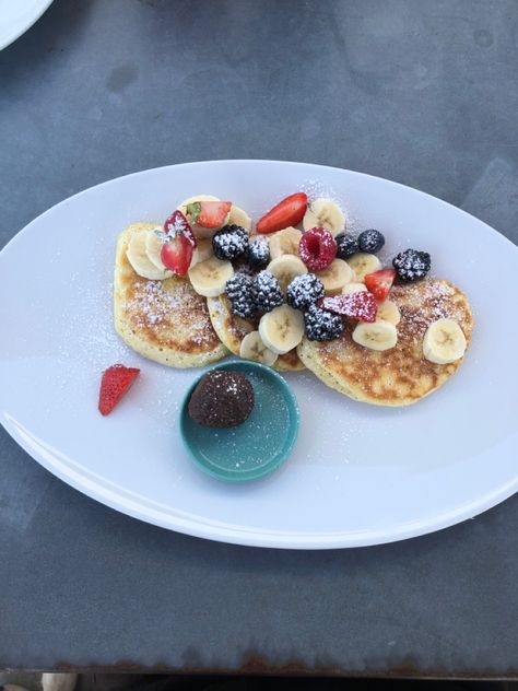 banana pancakes with chocolate #berries #pancakes #banana Pancake Plating, Berries Pancakes, Pancakes Banana, Banana Pancakes, Pancakes, Plating, Fruit, Quick Saves