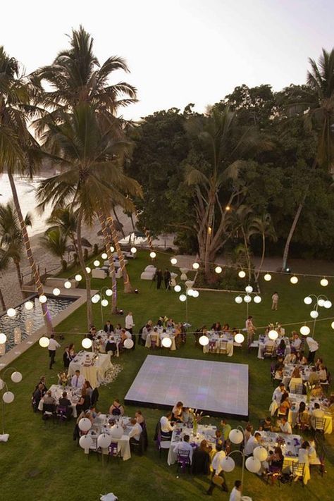 Fotos: 25 fotos e ideas (muy) bonitas para inspirar bodas de verano | Mujer Hoy 80 People Wedding, 75 Person Wedding, Debut Theme Ideas 18th Simple, Mexico Wedding Venue, Venue Decorations, Wedding Venue Decorations, Places To Get Married, Outdoor Wedding Decorations, Mexico Wedding