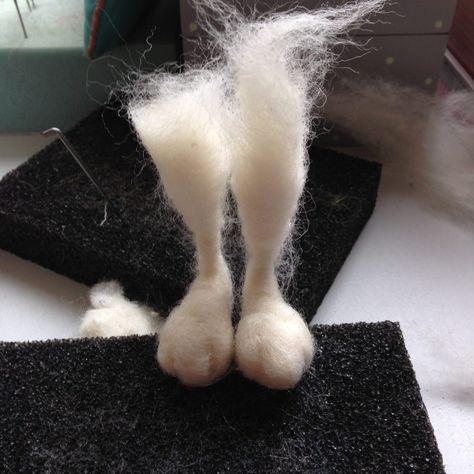 Felting Diy, Needle Felting Tutorial, Needle Felting Diy, Felted Wool Crafts, Felt Animal, Wool Needle Felting, Mini Tutorial, Needle Felting Tutorials, Felt Mouse