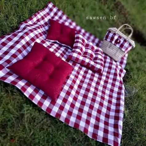 Draps Design, Picnic Inspiration, Picnic Essentials, Sewing Room Design, Picnic Decorations, Building House Plans Designs, Crochet Backpack, Flower Gift Ideas, Picnic Packing