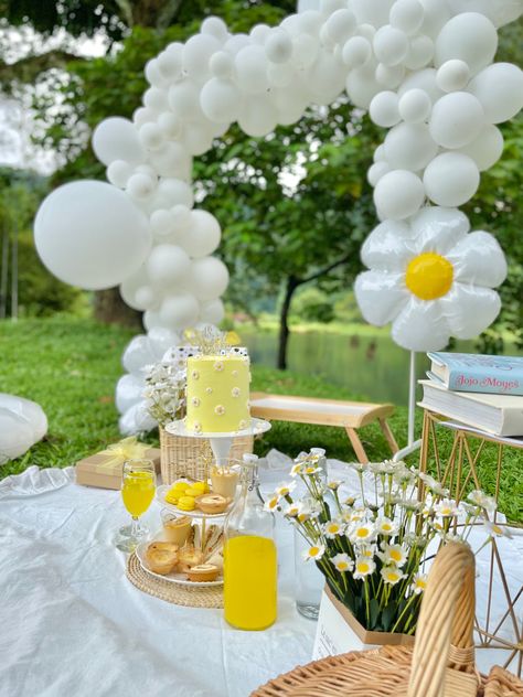 Daisy Theme, Ice Cream Party Theme, 1st Birthday Girl Decorations, Picnic Birthday Party, Daisy Party, Yellow Birthday, Baby Shower Favors Girl, Picnic Birthday, Girl Birthday Themes