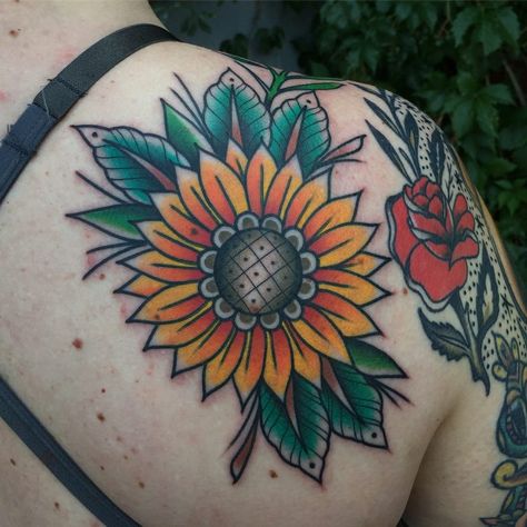 Traditional Sunflower, Sunflower Tattoo Thigh, Tattoos Masculinas, Sunflower Tattoo Sleeve, Sunflower Tattoo Shoulder, Traditional Rose, Sunflower Tattoos, Traditional Tattoo Design, Sunflower Tattoo Design