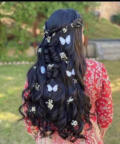 Butterflies In Hair: The Newest Mehendi Hairstyle! Butterflies In Hair, Hair Butterflies, Hairstyles With Flowers, Beanie Hairstyles, Most Beautiful Hair, Butterfly Hairstyle, Photoshoot Hair, Braided Headband Hairstyle, Casual Braids