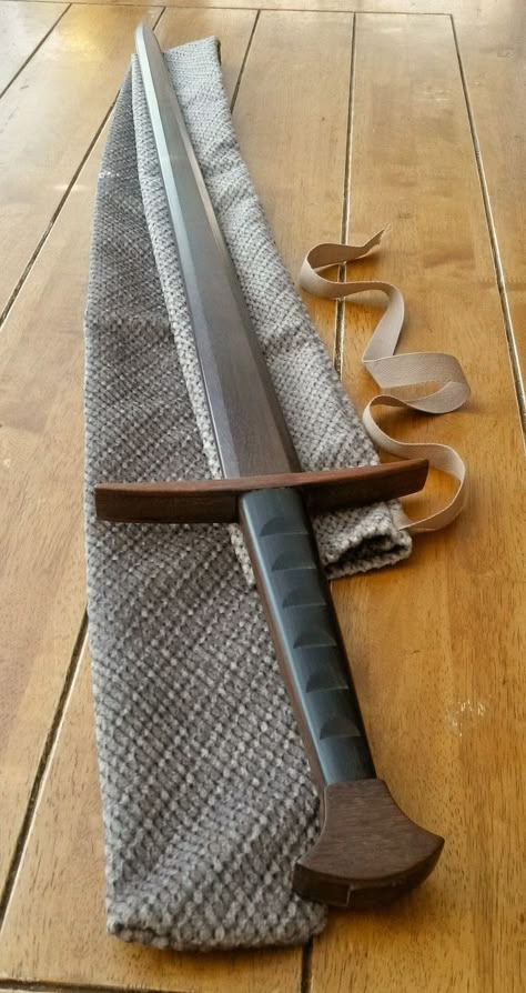 Wood Swords, Wooden Swords, Wooden Knife, Cool Swords, Woodworking Projects Diy, Woodworking Ideas, Wood Toys, Wood Work, Woodworking Crafts