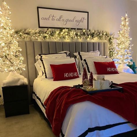 Ideas Para Cuarto, Bedroom Decorated For Christmas, Christmas Guest Room, Christmas Bedroom Decor Ideas, Holiday Bedroom Decor, Christmas Crafts Diy Decoration, Christmas Bedroom Decor, Flocked Tree, Holiday Bedroom