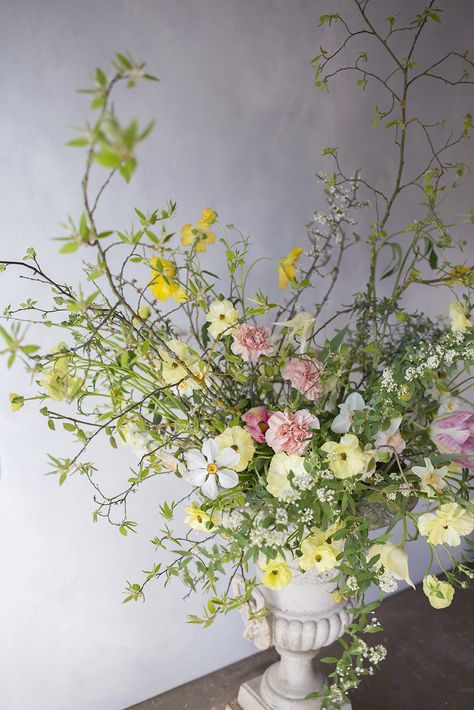 Aesme Studio, Cosmos Plant, Bebe Shower, Garden Workshops, Arrangement Ideas, Church Flowers, Flower Studio, Easter Flowers, June Wedding