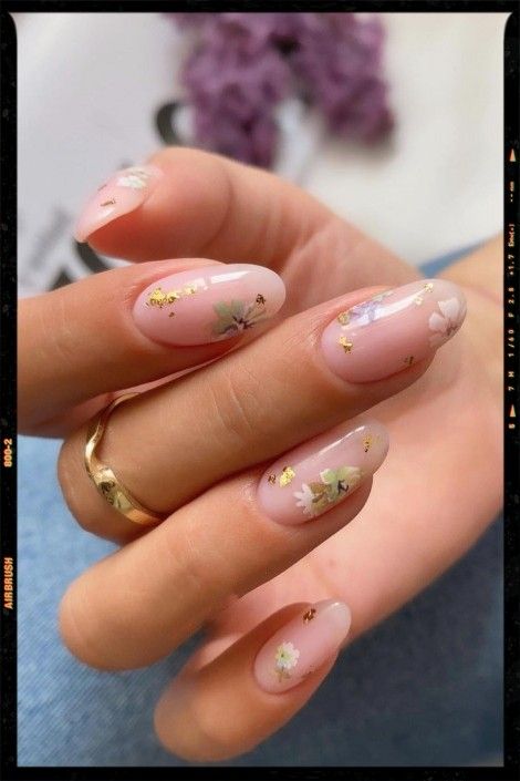 Dried Flower Nail Art Designs, Floral And Gold Nails, Wedding Nails Dried Flowers, Nail Art With Gold Flakes, Flake Nail Design, Rose Gold Foil Nails, Nail Art Designs Floral, Almond Nails Floral, Derby Nails