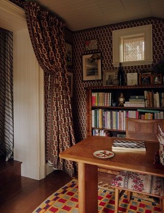 Inside Rita Konig's smart London house, created by combining two flats into one Plain English Kitchen, Rita Konig, Fabric Library, Tongue And Groove Ceiling, Plain English, English Country Style, London Home, Whimsical Home, Kitchen And Dining Room