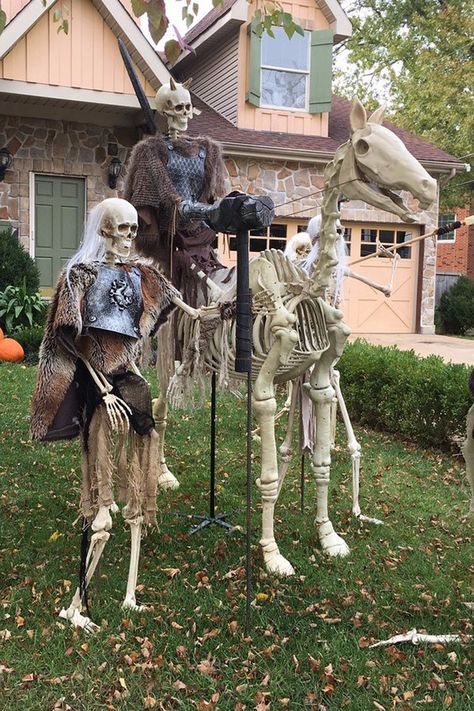 This Game of Thrones Halloween Decor Brings the Great War Right to Your Front Lawn Game Of Thrones Halloween, Vikings Halloween, Dragon Halloween, Lawn Decorations, Halloween Props Diy, Halloween Supplies, Halloween Yard Decorations, Scary Costumes, Front Lawn