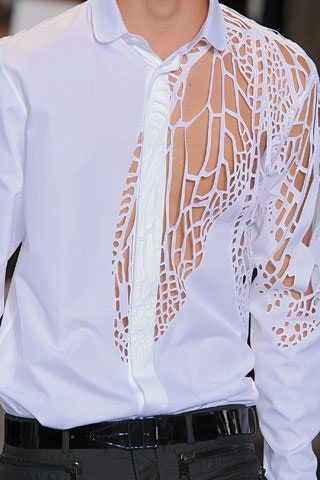 Laser Cut Fashion, Laser Cut Fabric, Detail Couture, Mode Editorials, Textil Design, Textiles Fashion, Mode Inspo, Cut Shirts, Mode Inspiration