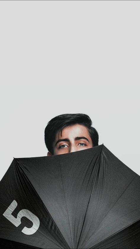 Aidan Gallagher Wallpaper, Five Wallpaper, Umbrella Academy Wallpaper, Aiden Gallagher, Funny Umbrella, Best Umbrella, Under My Umbrella, Wallpaper Tumblr, Gambar Figur