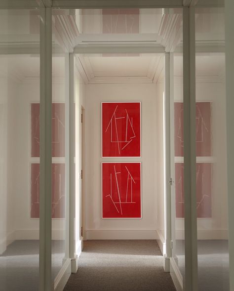 Red Apartment Building Hallway, Madrid Apartment, Lacquered Walls, Wood Staircase, Green Office, Hamptons House, Modern Houses, Red Art, Coffered Ceiling