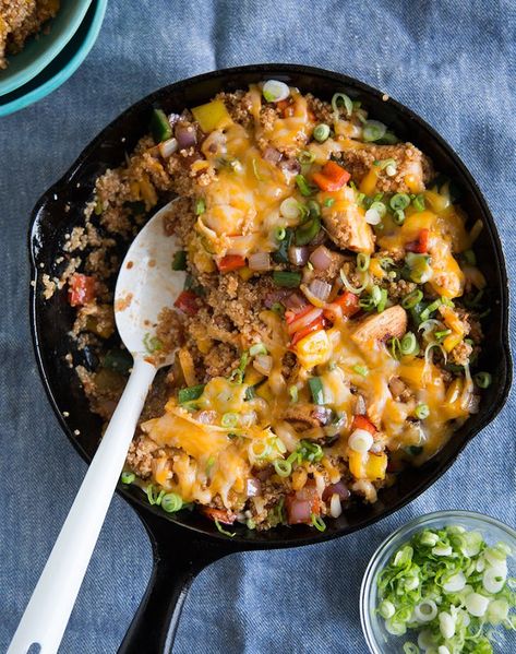 Chicken Fajita Skillet Quinoa Bake recipe Fajita Skillet, Dinner Skillet, Cast Iron Skillet Recipes Dinner, Electric Skillet Recipes, Cast Iron Skillet Cooking, Skillet Dinner Recipes, Whats Gaby Cooking, Easy Skillet Meals, Iron Skillet Recipes