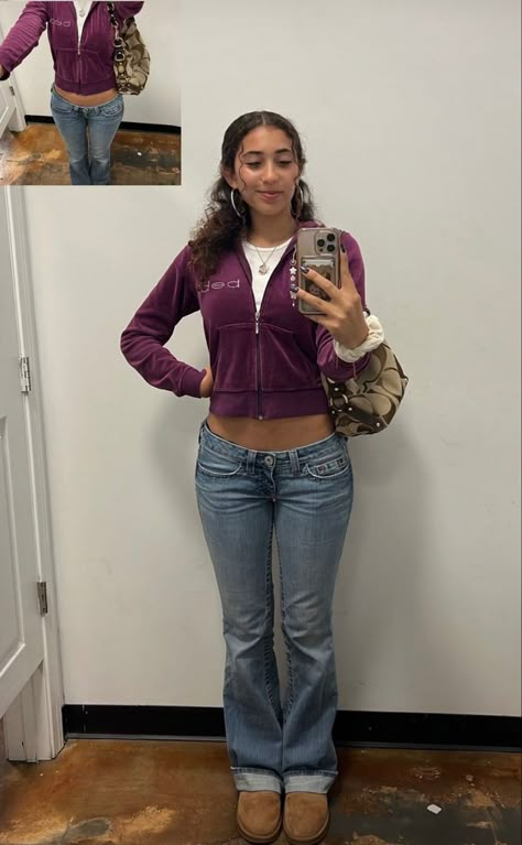 y2k fits Latina Fashion Outfits Fall, Gap Outfits Aesthetic, Early 2000s Fall Outfits, 2000s Highschool Outfits, Low Waisted Flared Jeans Outfit, Y2k Outfits Street Styles Skirts, Green Flared Pants Outfit, Low Rise Jeans Outfit Fall, Mid Size Fits