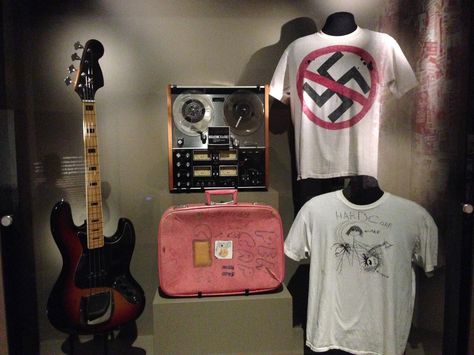 Kurt Cobain's guitar, white tee shirt worn by Dave Grohl! Krist Novoselić, Cats Art Drawing, Paramount Theater, Guitar Store, Nirvana Kurt Cobain, Nirvana Kurt, Alt Style, Heart Shape Box, White Tee Shirts