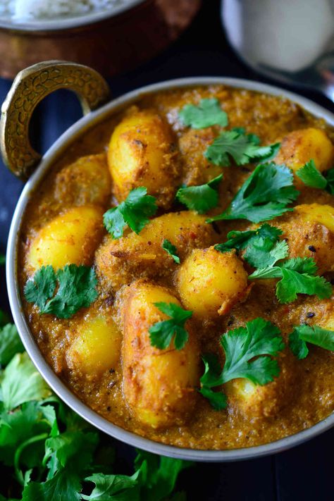 This spicy vegan potato curry is full on with flavour and easy to make with pantry staples. Fried potatoes are simmered in a spicy and savory tomato-cashew sauce infused with delicious, aromatic Indian spices. You''l be surprised by how tasty the humble potato can be! Gravy For Rice, Vegan Potato Recipes, Potato Gravy, Vegan Potato, Potato Curry, India Food, Indian Curry, Authentic Indian, Tikka Masala