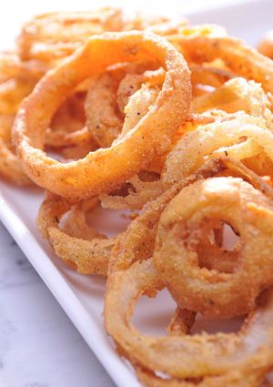 The perfect side dish for any summer meal check out this recipe for yummy, crispy onion rings. | essence.com Buttermilk Onion Rings, Saturday Recipes, Crockpot Dips, Fried Onion Rings, Crispy Onion Rings, Cake Boss Recipes, Bloomin Onion, Sweet Onions, Beer Battered