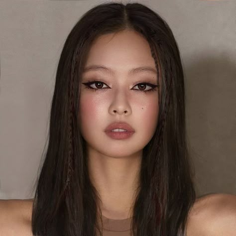 Jennie Smokey Makeup, Dark Makeup Asian Eyes, Dark Aegyo Makeup, Brown Eyeliner Smokey Eye, Straight Eyeliner Asian, Smokey Eye Makeup Asian Eyes, Dark Make Up Looks Eyeshadows, Neutral Tone Makeup Looks, Smokey Eye Asian Eyes